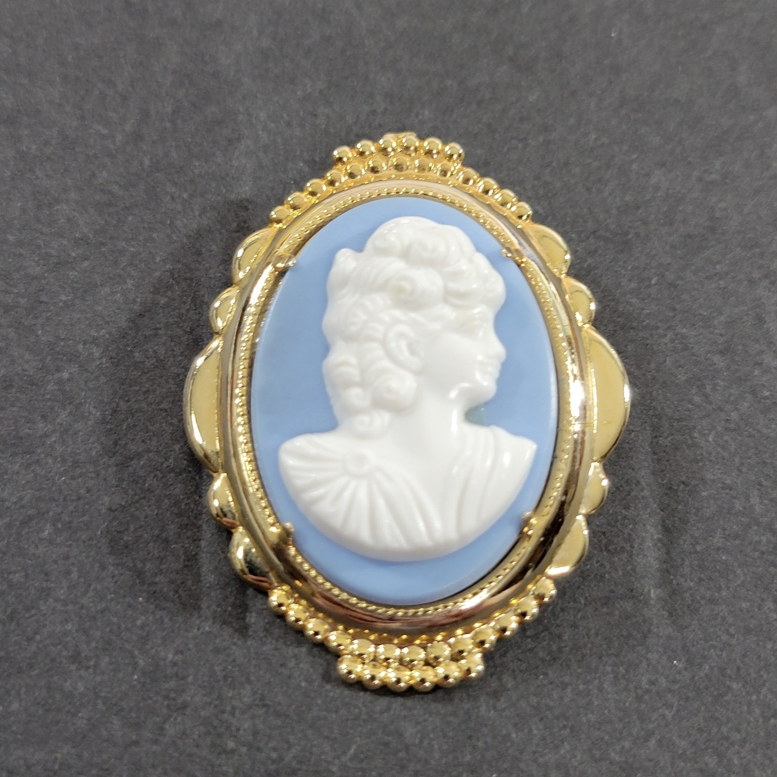 Vintage Unsinged Blue White Cameo Brooch Gold Tone 15 Classic Simplistic 18$
